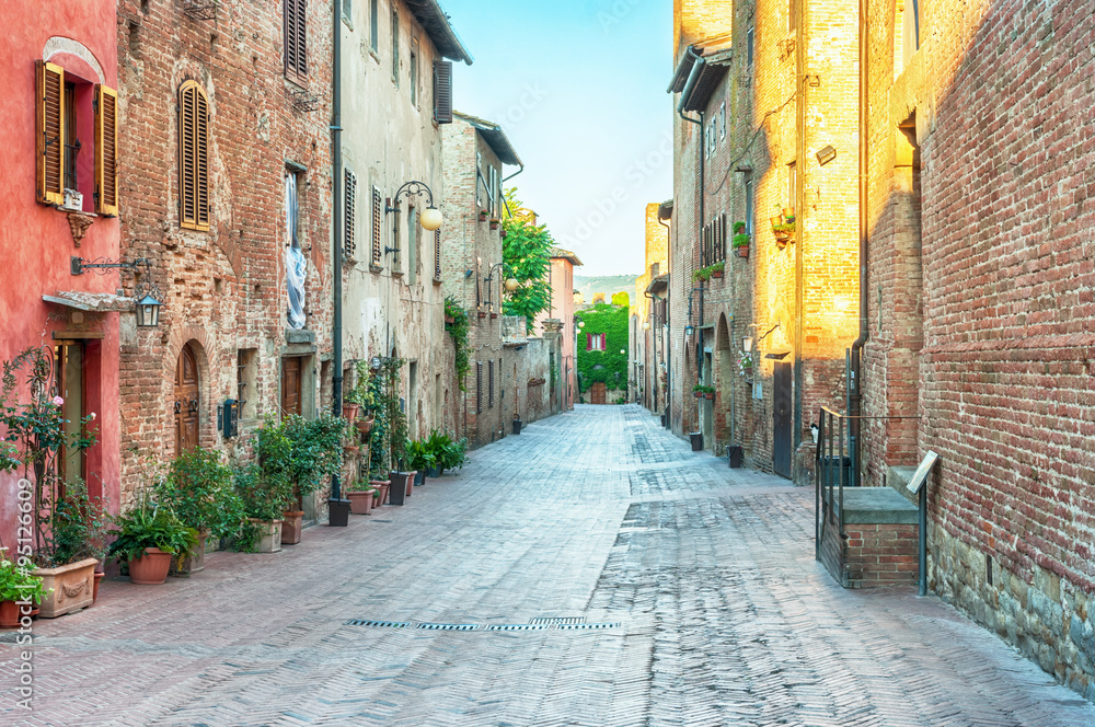 意大利切塔尔多的中世纪街景。