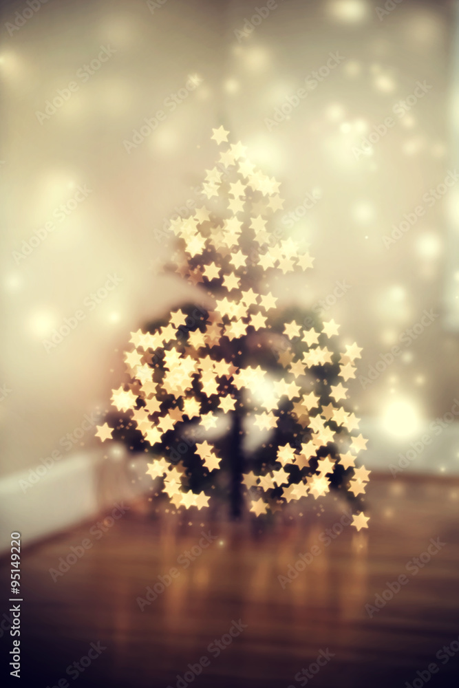 圣诞树上的模糊星形灯