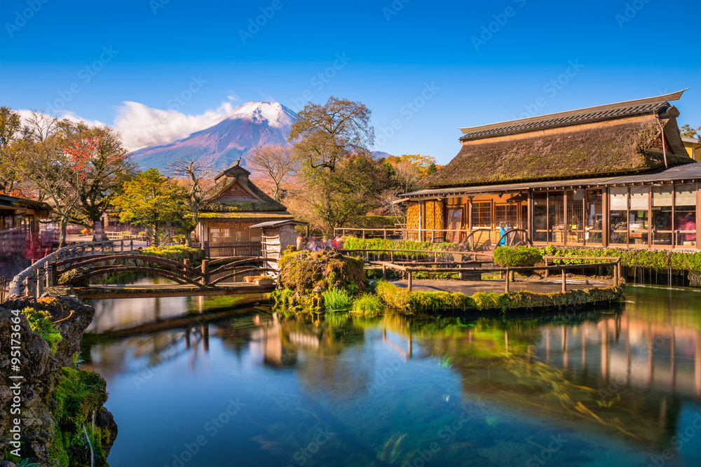 日本大岛客家的富士山和传统村落。