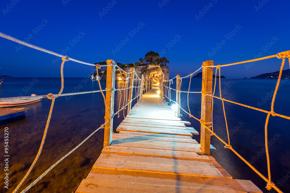 夜晚通往岛屿的吊桥，希腊的Zakhynthos