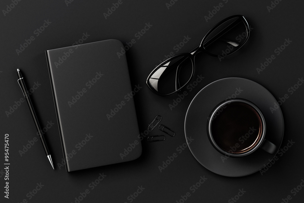 黑色桌子上的空白日记、钢笔、一杯咖啡、夹子和眼镜
