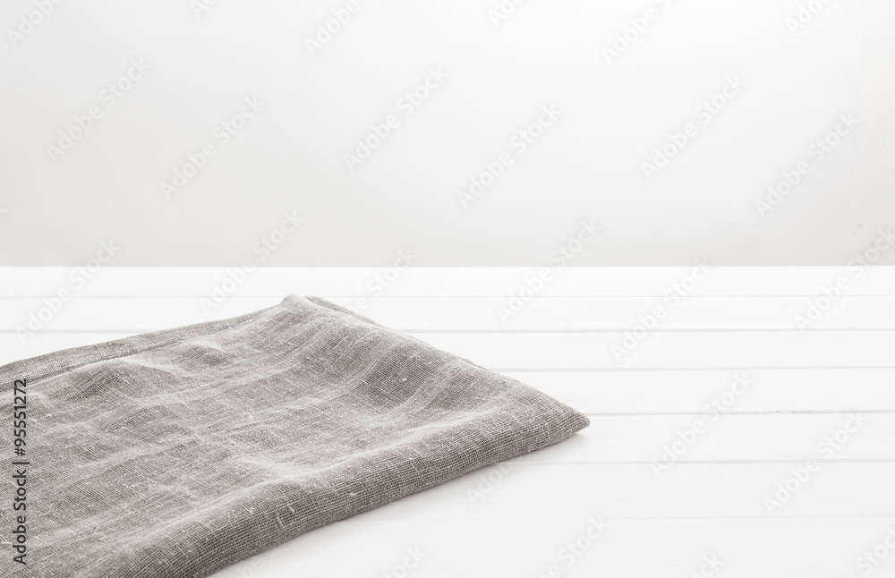 白色木桌上的厨房毛巾