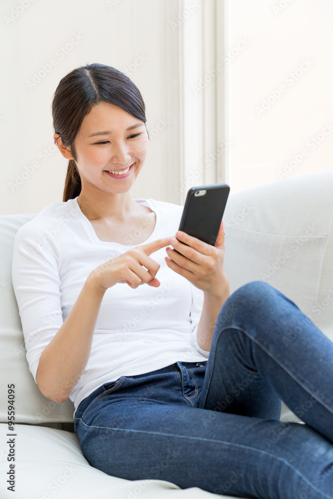 使用智能手机的亚洲年轻女性