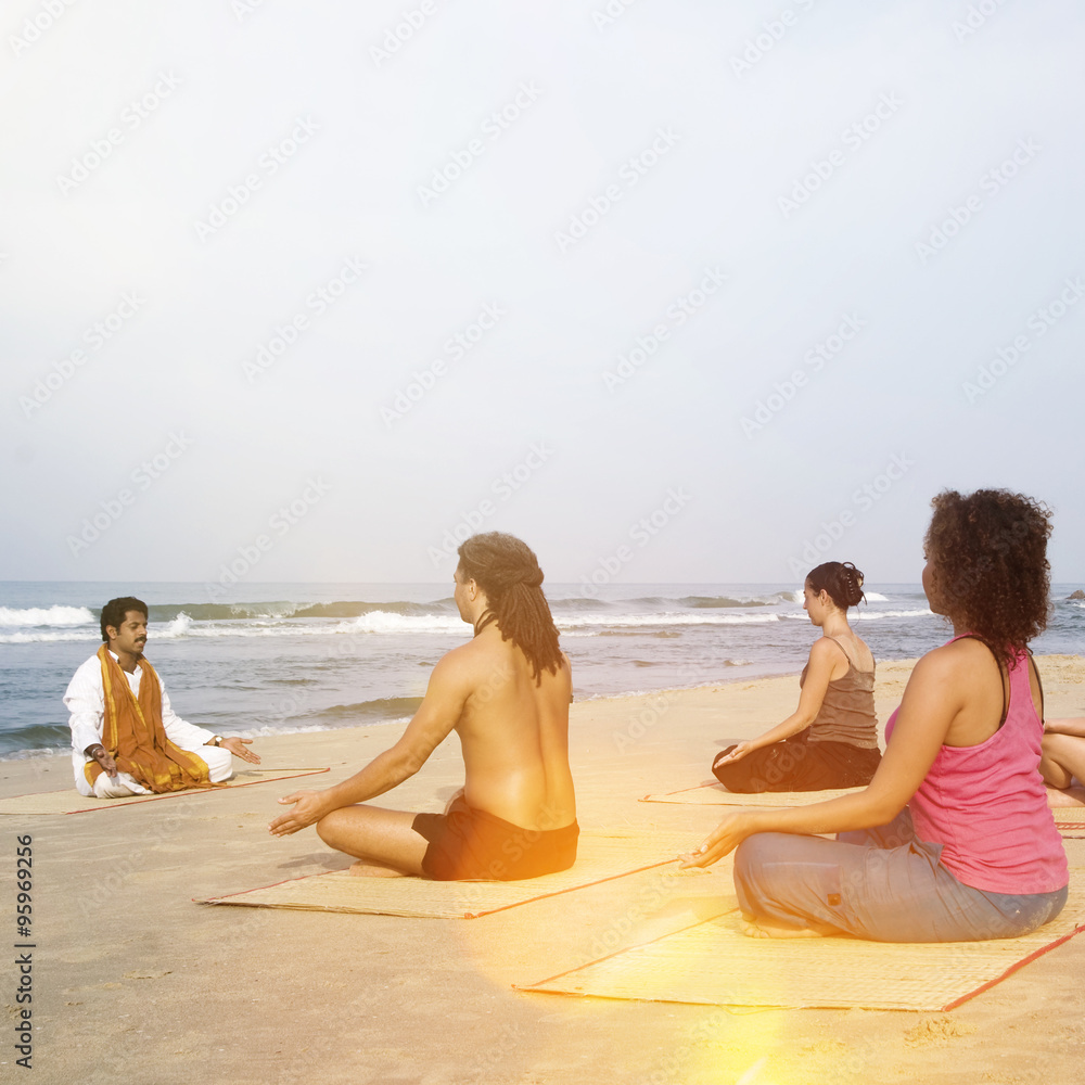 海滩瑜伽课有呼吸练习概念
