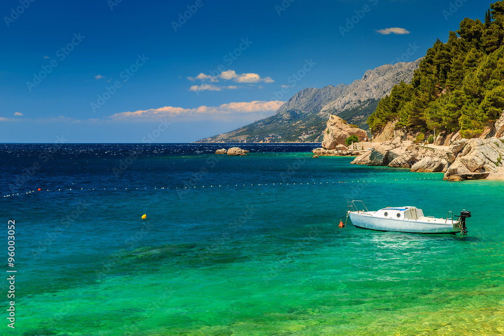 美丽的海湾和海滩，带摩托艇，布雷拉，达尔马提亚地区，克罗地亚