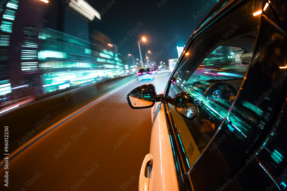 夜间城市汽车驾驶