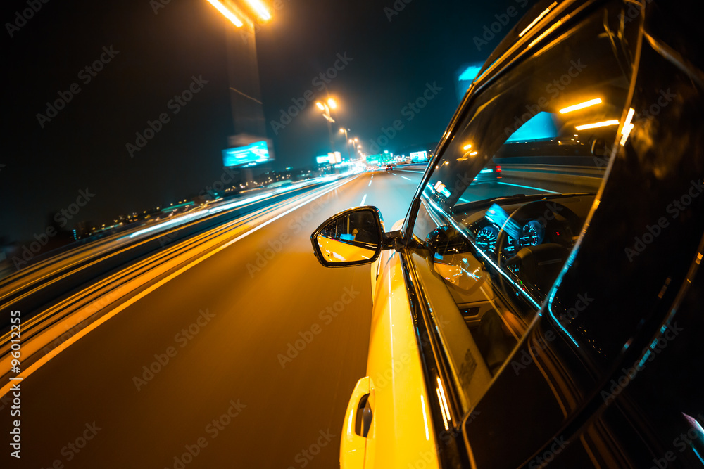 夜间城市汽车驾驶