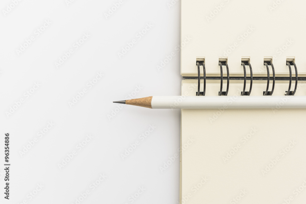 白铅笔配空白笔记本