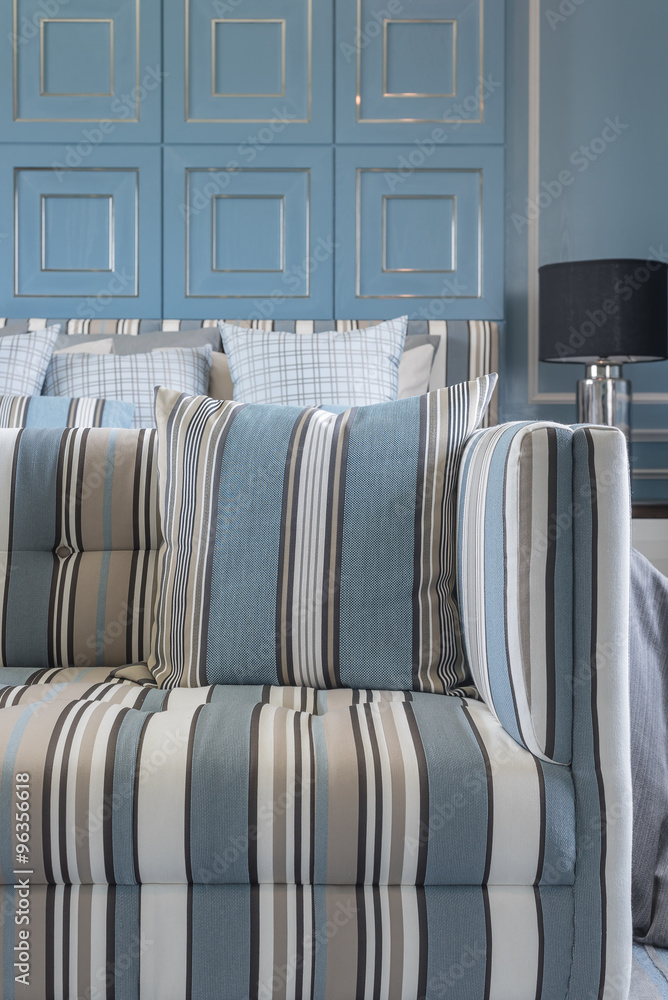 蓝色卧室带枕头的现代沙发