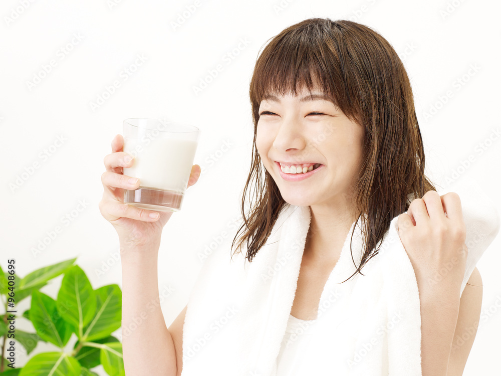 お風呂上がりに牛乳を飲む女性