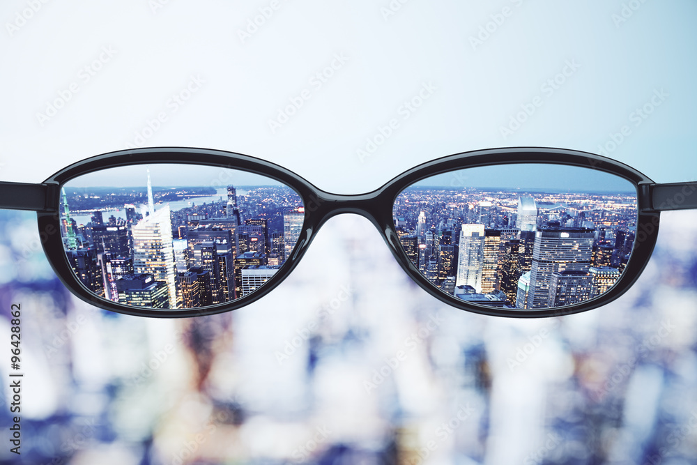 带眼镜的清晰视觉概念和夜大都市ba