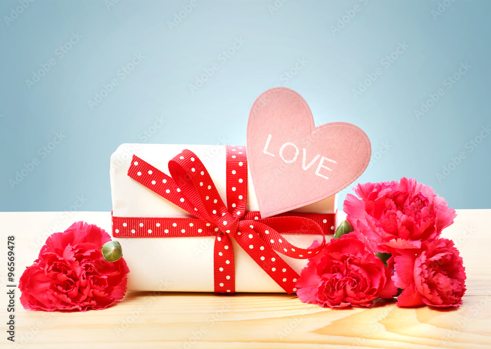 带礼盒和康乃馨的爱情短信
