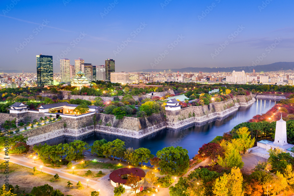 大阪城堡公园的日本大阪城市景观。