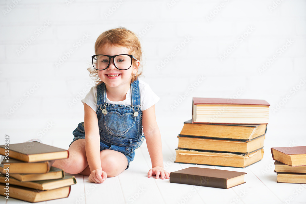戴眼镜的小女孩在看书