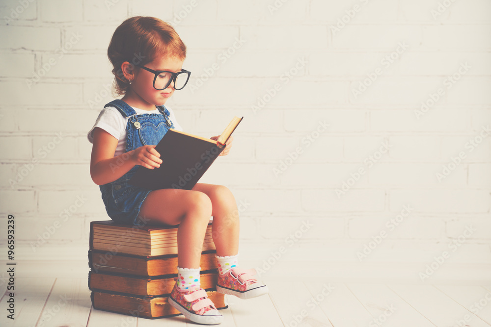 戴眼镜的小女孩在看书