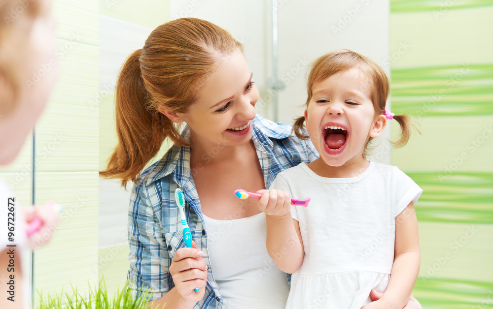 幸福家庭母子用牙刷刷牙