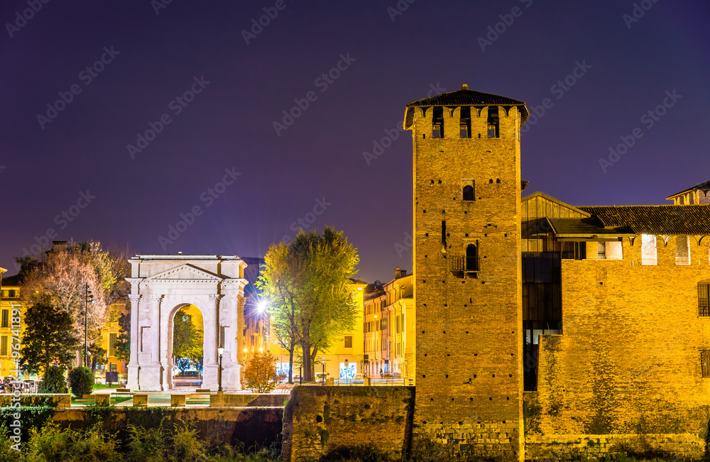 意大利维罗纳的Arco dei Gavi和Castelvecchio城堡