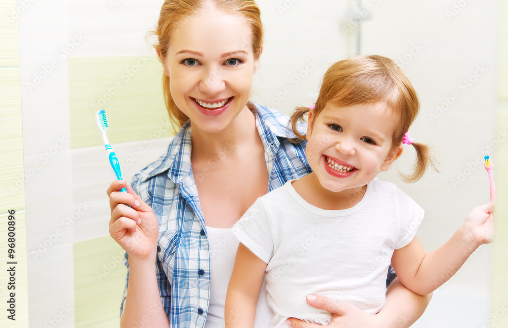 幸福家庭母女孩子刷牙