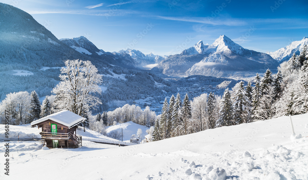 阿尔卑斯山的冬季仙境，带小木屋