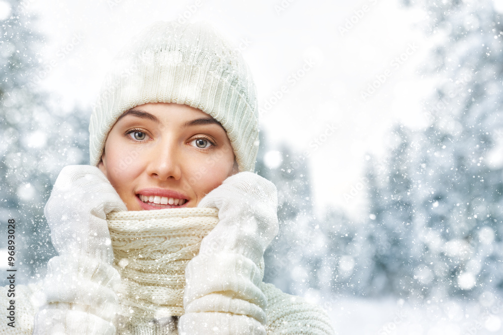 冬天散步的女人