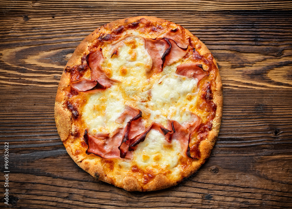 木制餐桌上的美味意大利披萨