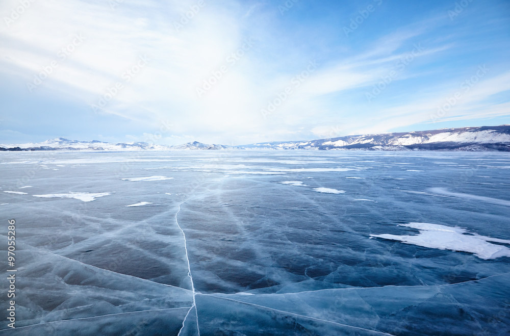 贝加尔湖上的冬季冰雪景观与戏剧性的天气云