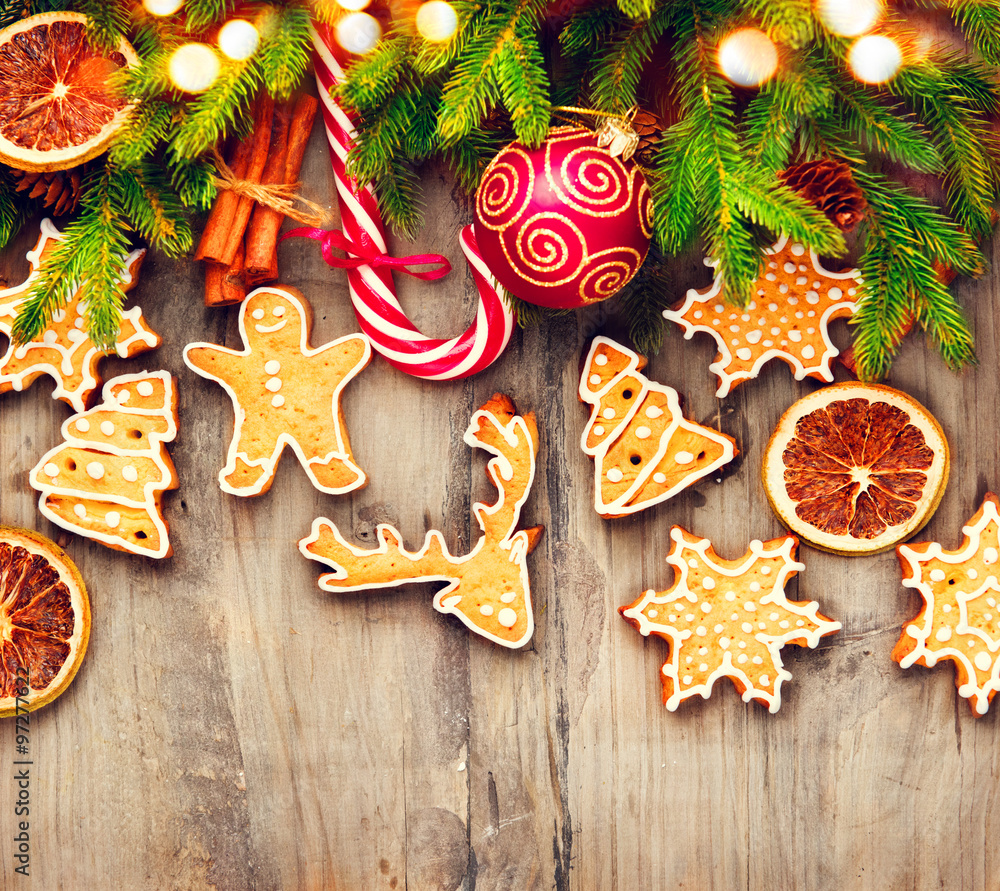 以姜饼饼干和木制背景的甘蔗糖为圣诞假期边界