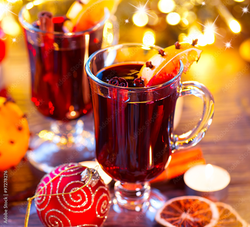 传统圣诞热葡萄酒热饮。节日装饰圣诞餐桌