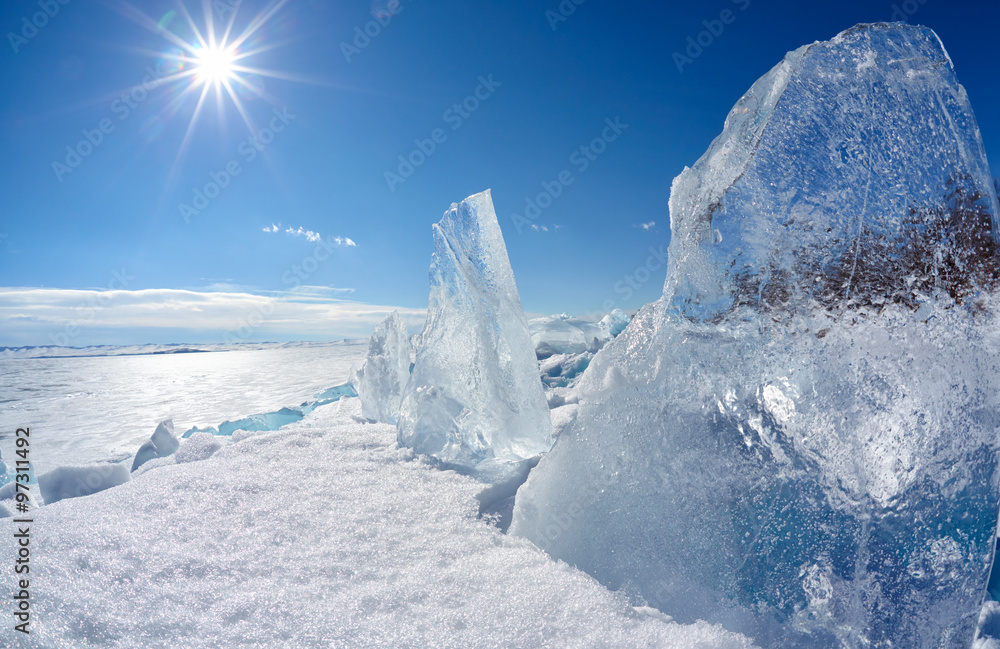 冬季贝加尔湖上的浮冰和阳光