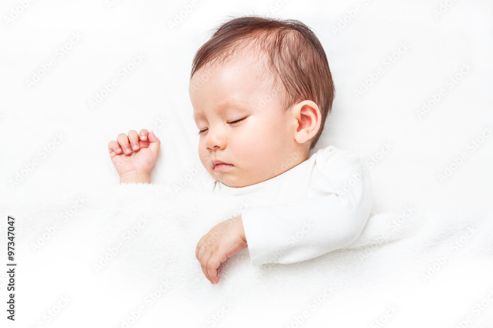 新生儿睡在白色床上（白色背景隔离）