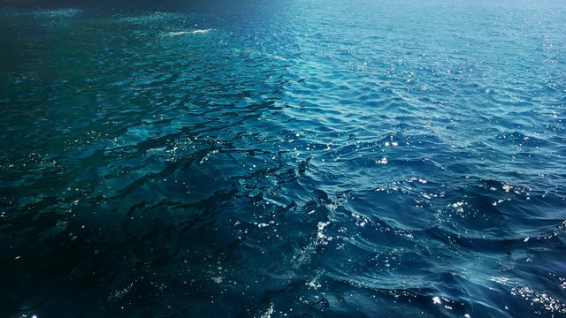 深蓝色的深海波浪，水面上有泡沫