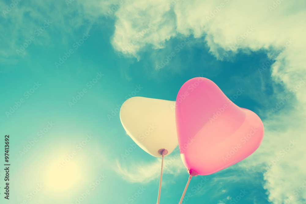蓝色天空上的复古心气球，夏天和情人节的爱情概念，婚礼蜜月