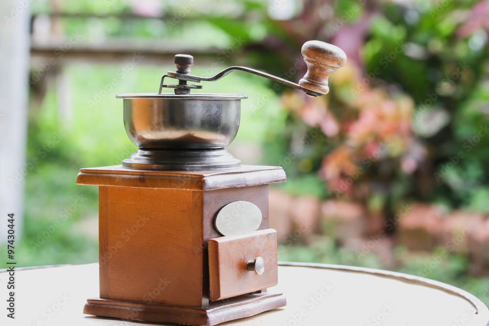 老式木制手动咖啡研磨机