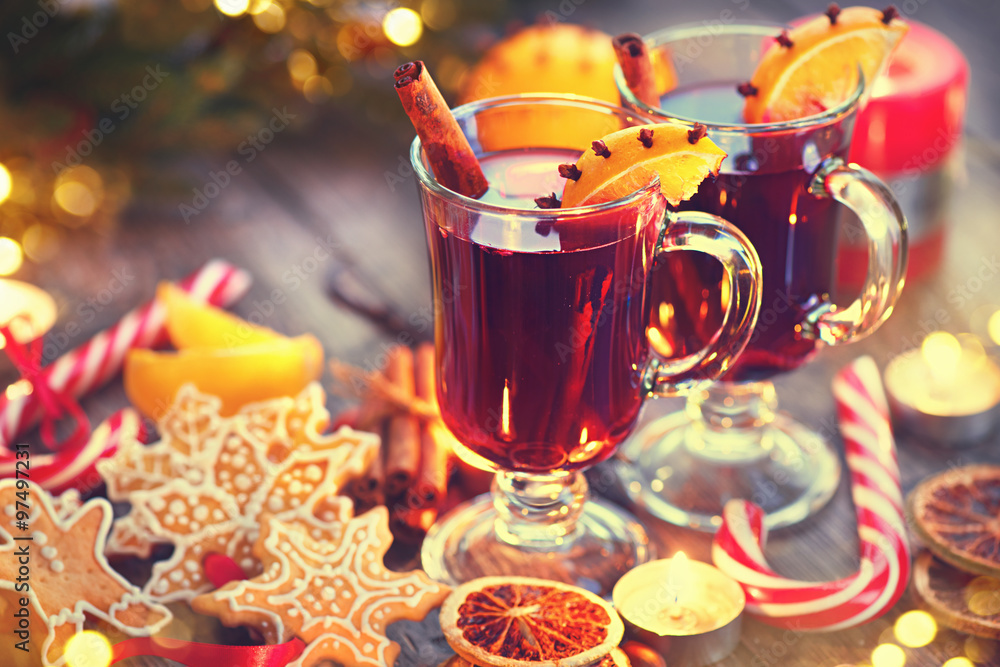 传统圣诞热葡萄酒。节日装饰圣诞餐桌