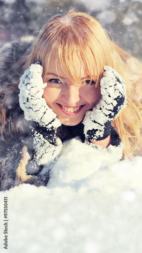 冬日雪景中的年轻女子