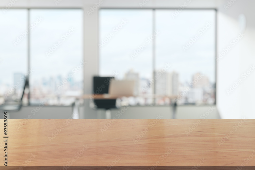 带全景窗的轻型办公室木桌