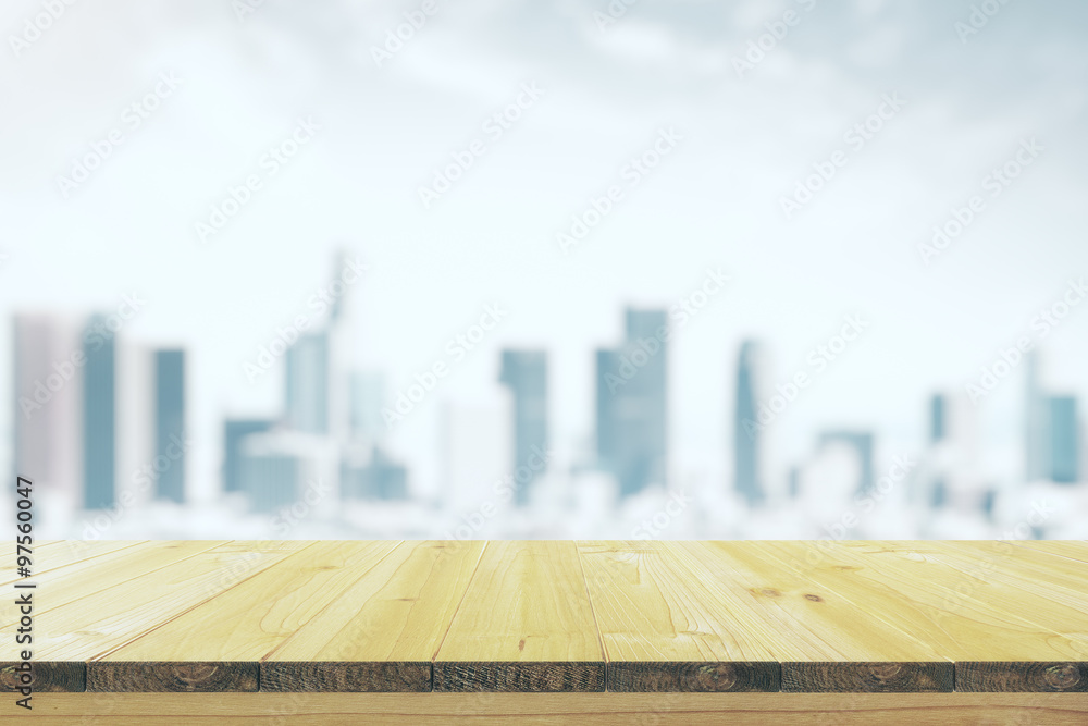 城市背景模糊的空木桌