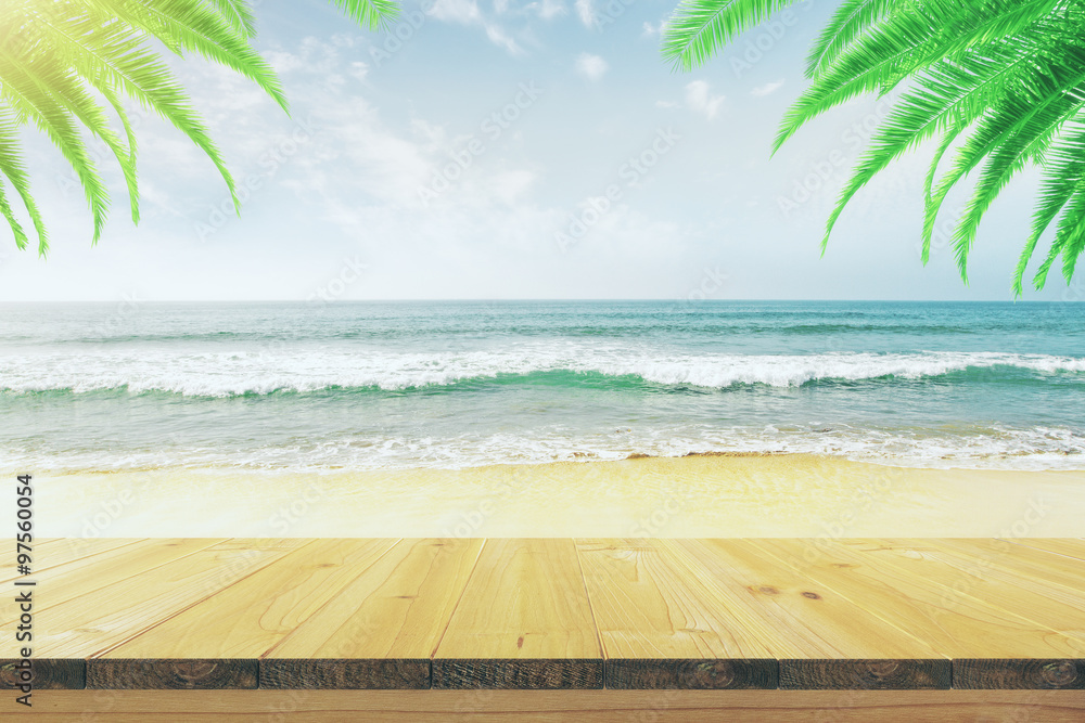 海滩上有棕榈树的空木桌