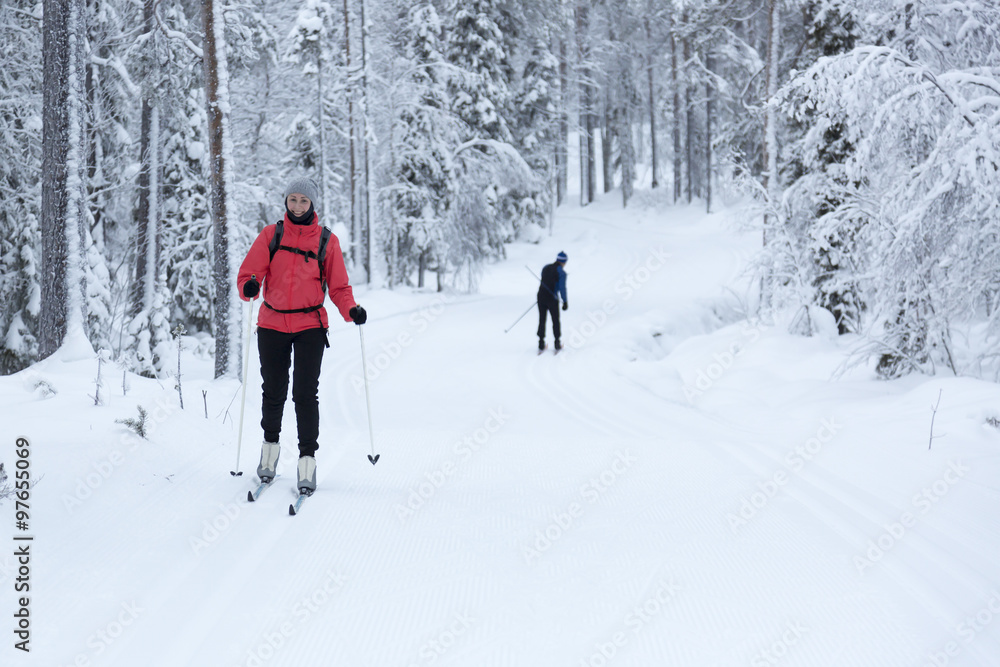 雪地森林中的女子越野滑雪