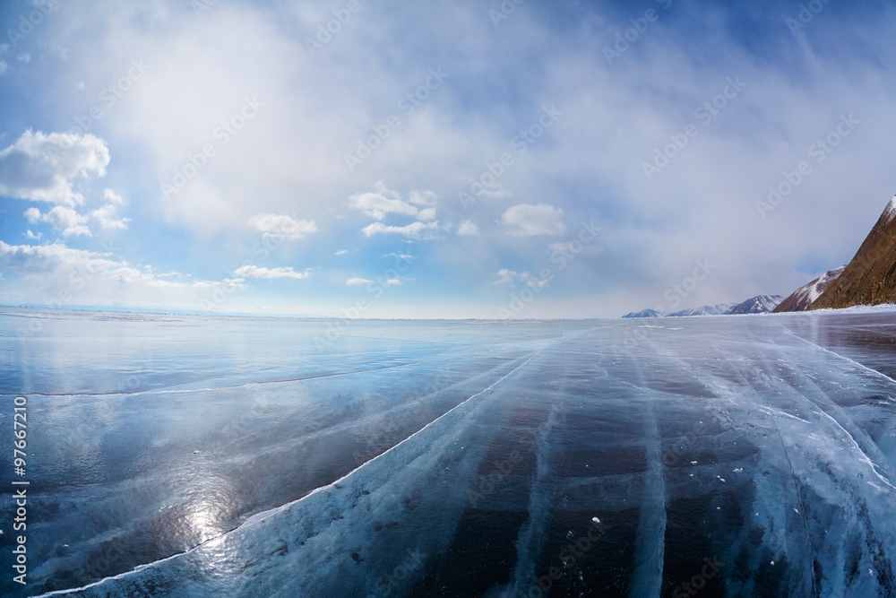 带云的西伯利亚贝加尔湖冬季冰景观