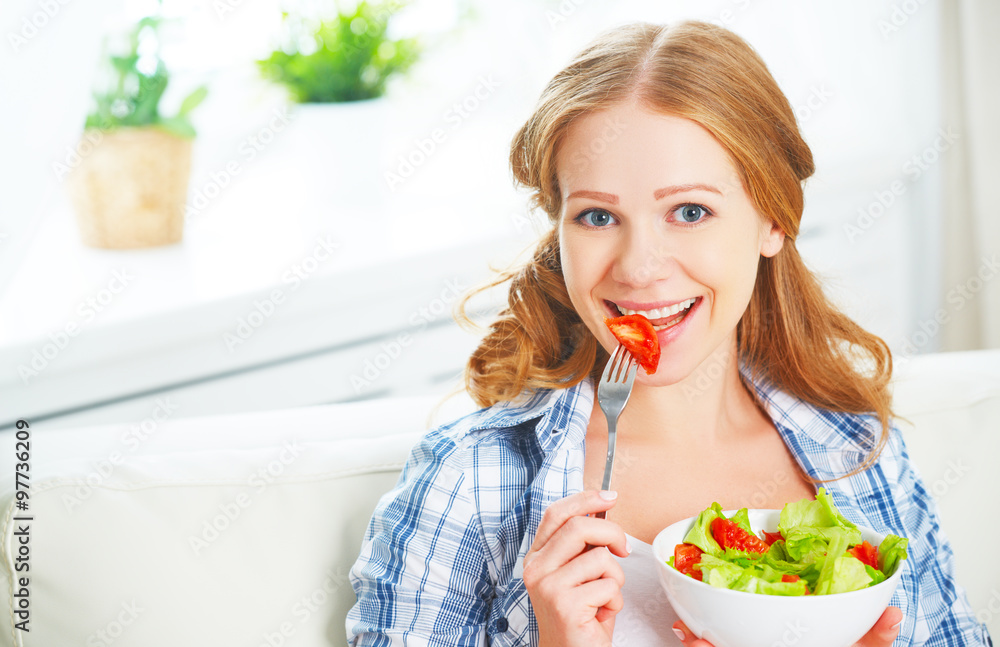 女性食用健康素食蔬菜沙拉