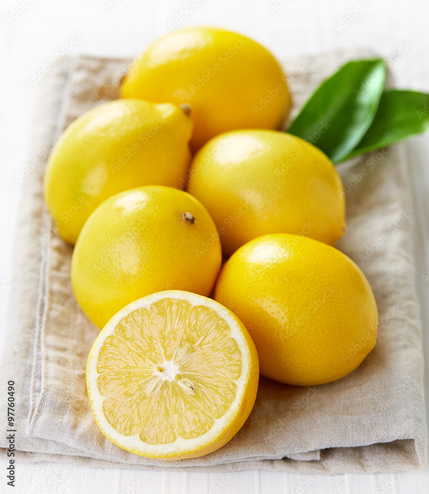 新鲜成熟的柠檬