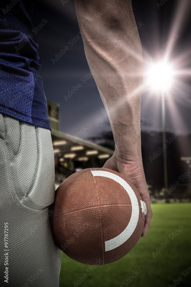 美国橄榄球运动员持球的合成图像