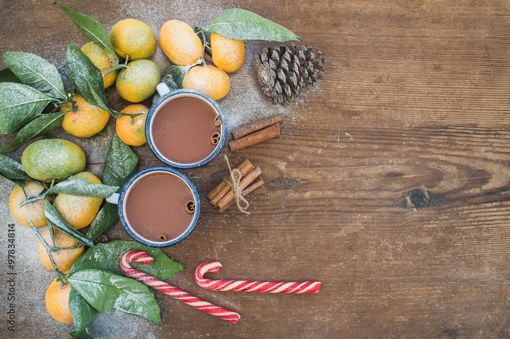 圣诞或新年框架。新鲜柑橘配叶子、肉桂棒、松果、热巧克力