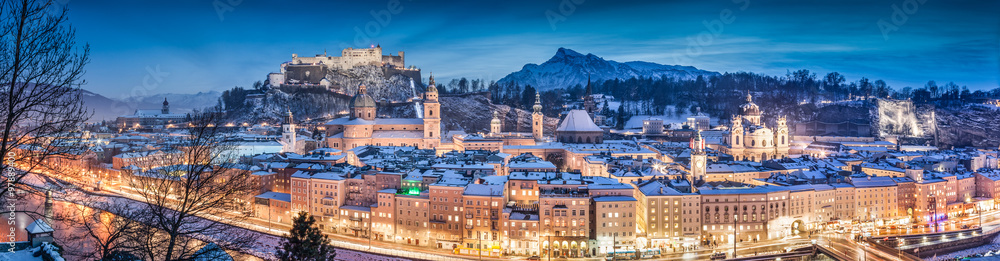 奥地利圣诞节期间的萨尔茨堡冬季全景