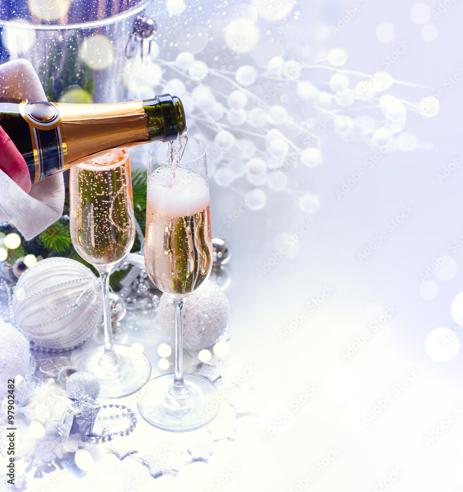 用香槟庆祝圣诞和新年