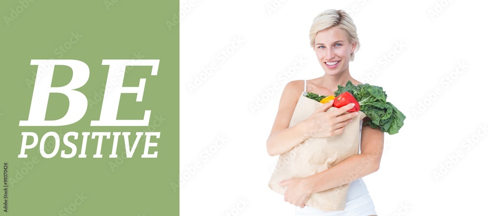 美女拿着一袋蔬菜的合成图