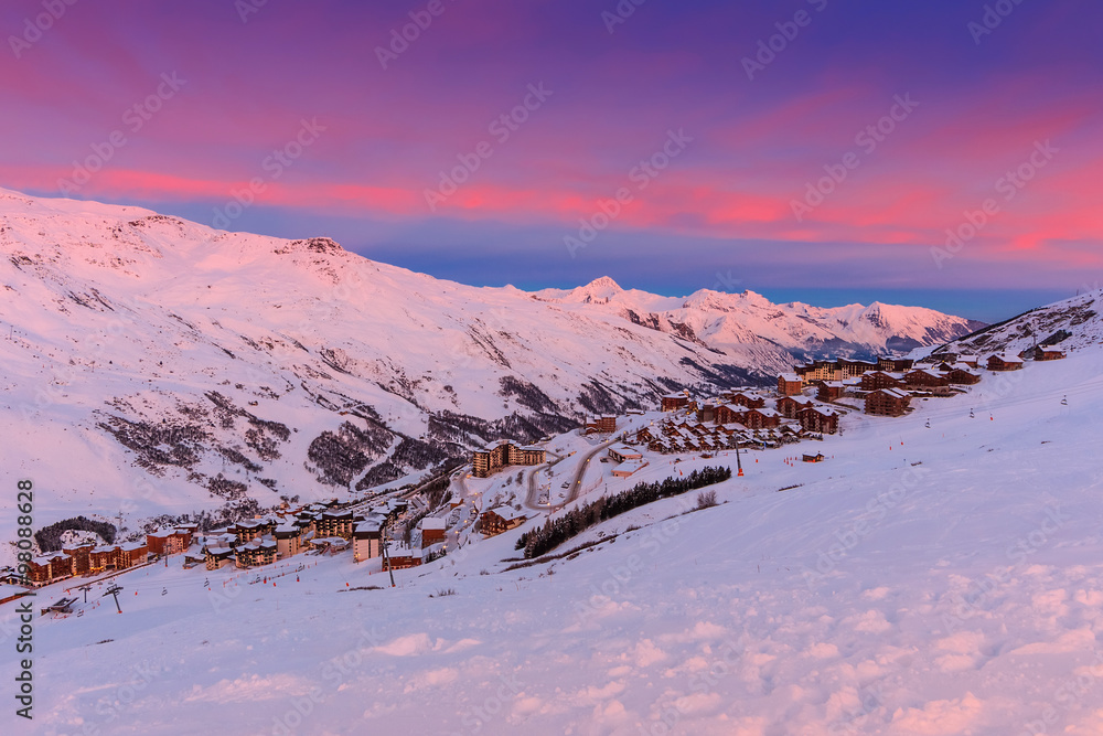 欧洲法国阿尔卑斯山神奇的日出和滑雪胜地