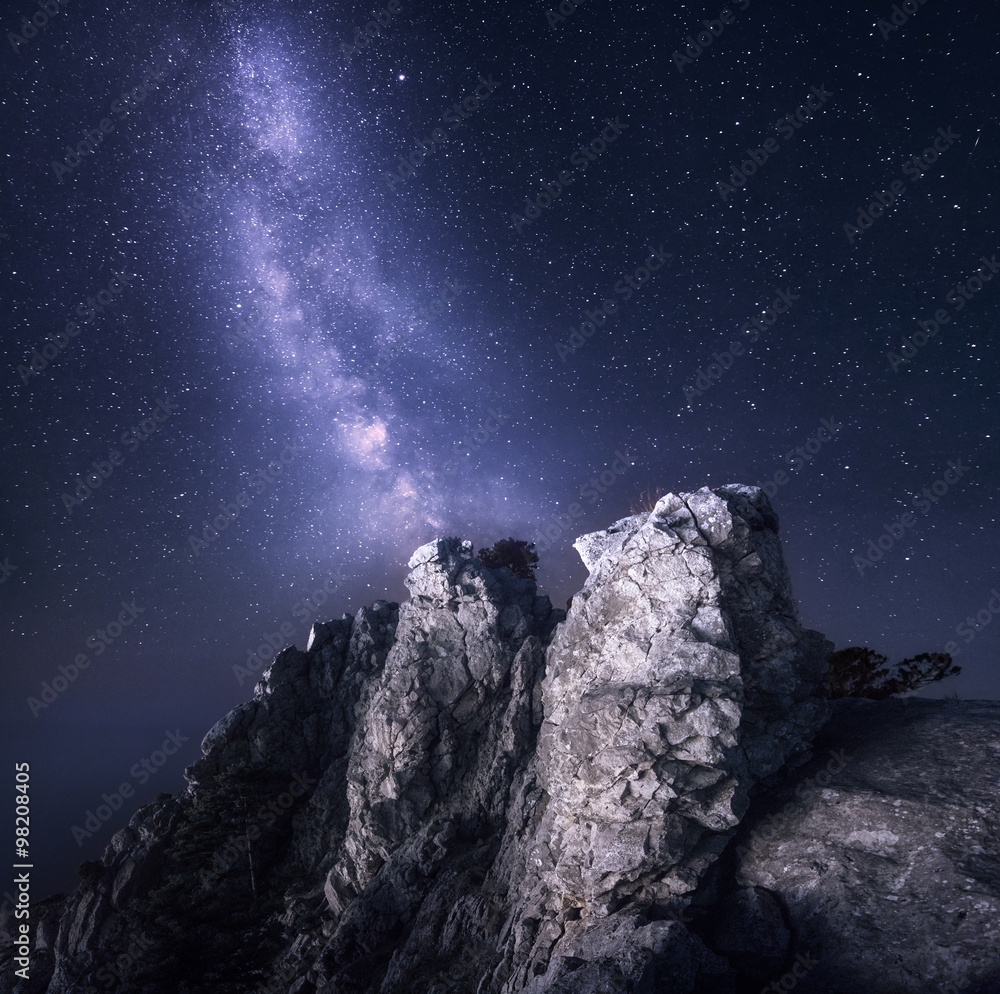 银河系。岩石和星空构成的美丽夜景