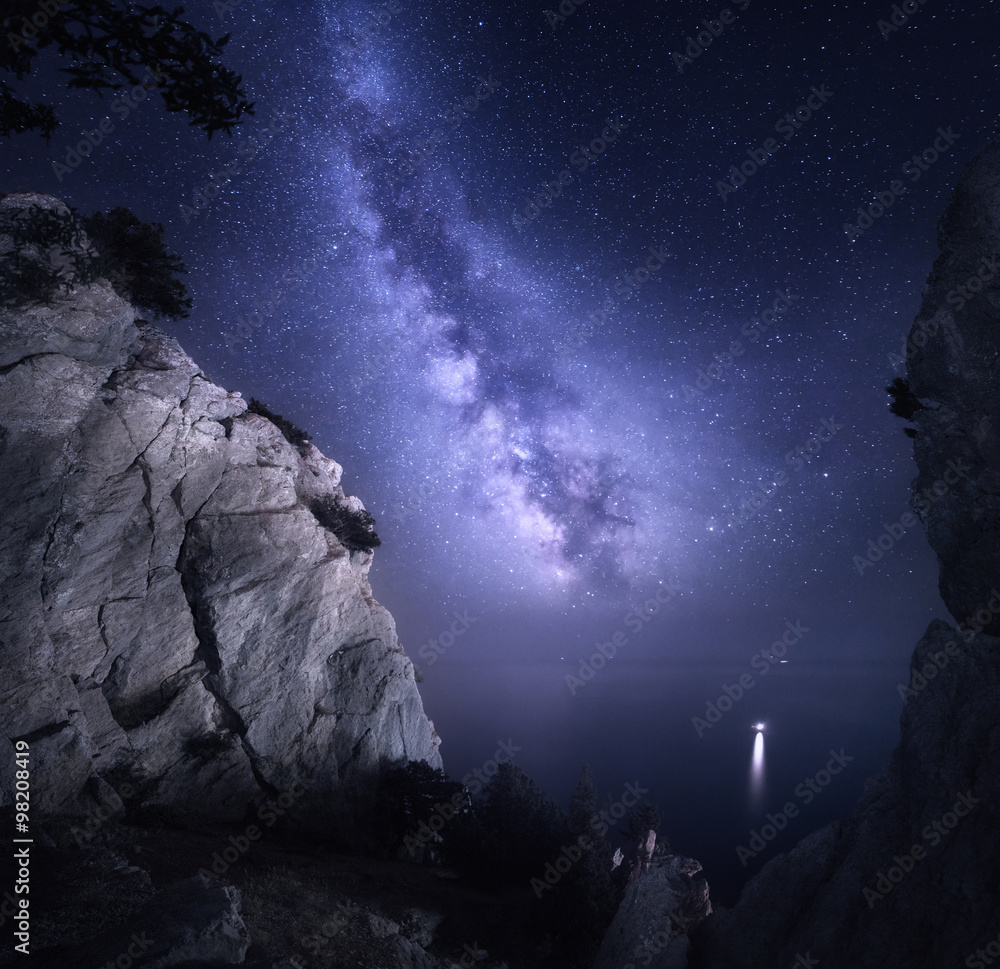 银河系。岩石和星空的美丽夜景